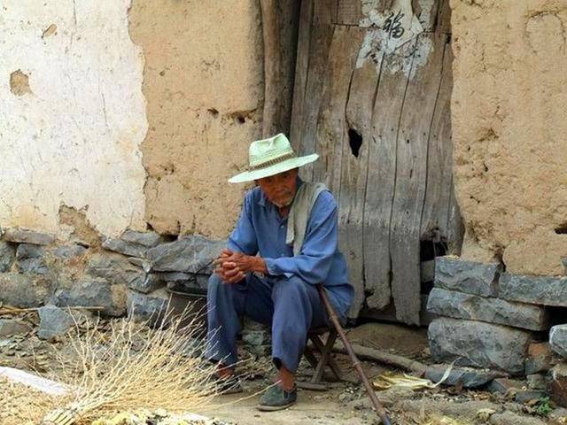 但是那些懒汉就不一样了,无论你怎么帮他,他也不知道努力进取,就算他