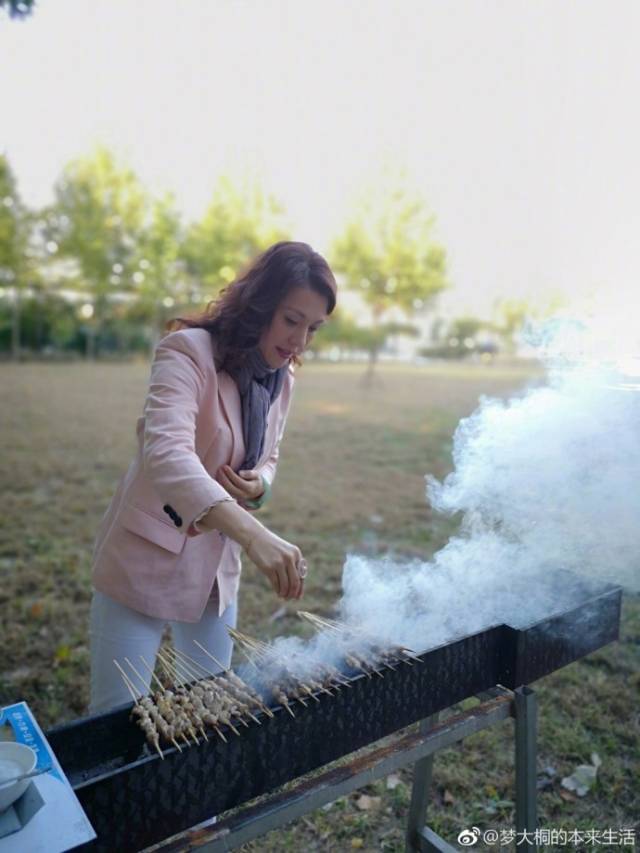 徐俐梦桐小鹿姐姐 看看央视女主播的围巾花式戴法