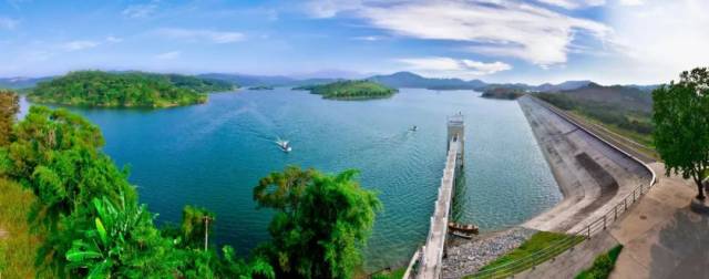 镇隆黄沙水库04围屋加上约9亩的半月形水塘和一千多平方米的"禾坪"及