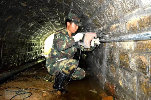 呜呜……前不久,南方某大山深处,正带领官兵进行国防工程施工作业的