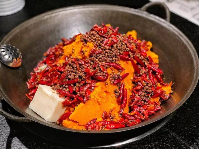 5斤牛油1壶茶,重庆老师傅的传奇味道开遍全球!_手机搜狐网