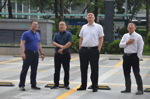 在禅城区人社局局长简里高,石湾镇街道党工委书记毛伟峰等领导陪同下