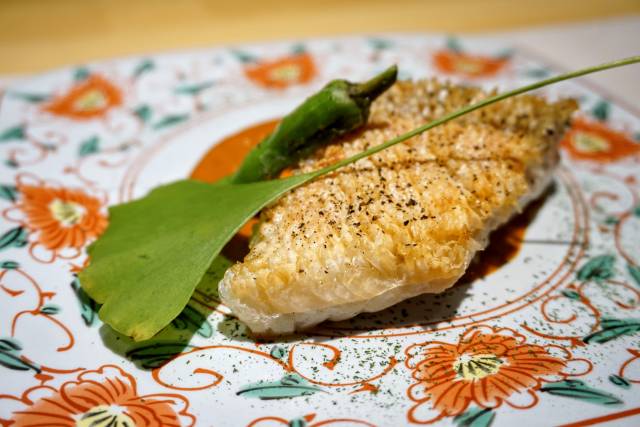 「烧物·甘鲷龙鳞烧, 鲍鱼原生海藻」