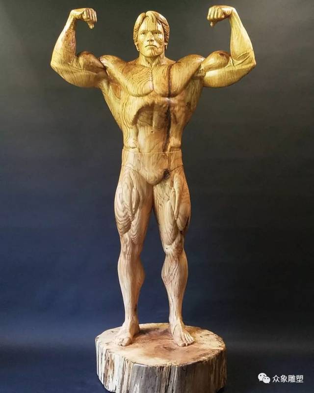 雕刻家用一个树干创造了令人难以置信真人大小的施瓦辛格雕像
