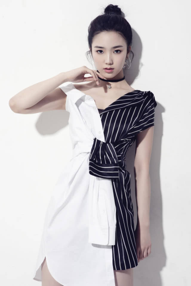 新晋演员翟艺舒时尚写真曝光,95后小花御姐范儿十足