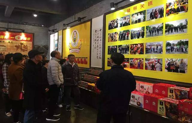 李国武经理带领大家参观十三村生态工厂的同时,为大家介绍了十三村