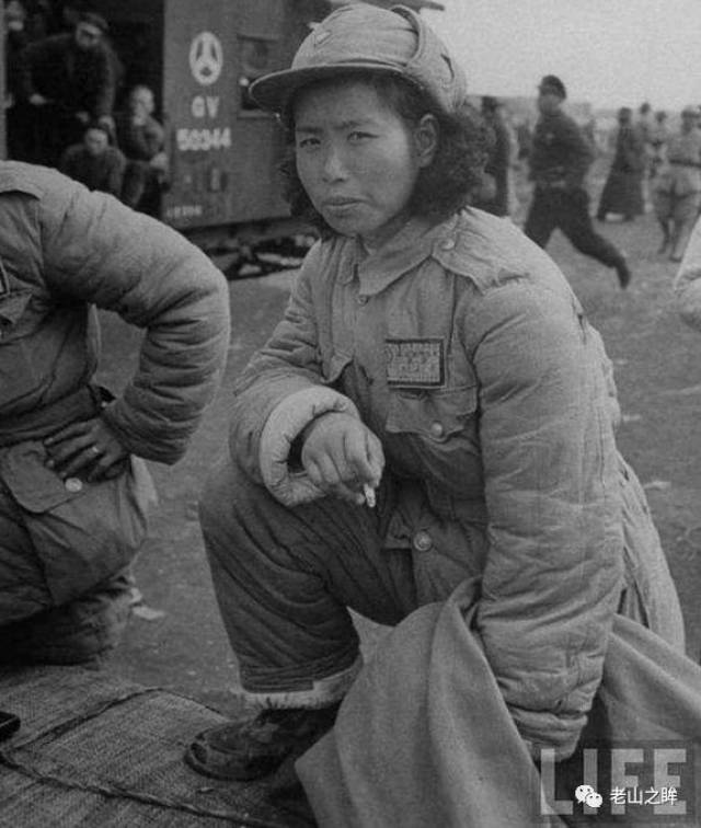 美国记者拍的淮海战役国军照片:士兵看军官吃肉,图7女兵蹲地抽烟