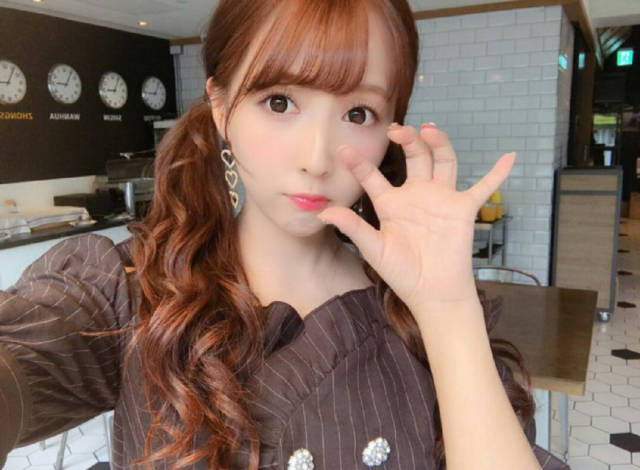 两大暗黑女王同框!三上悠亚为台湾演唱会拉票