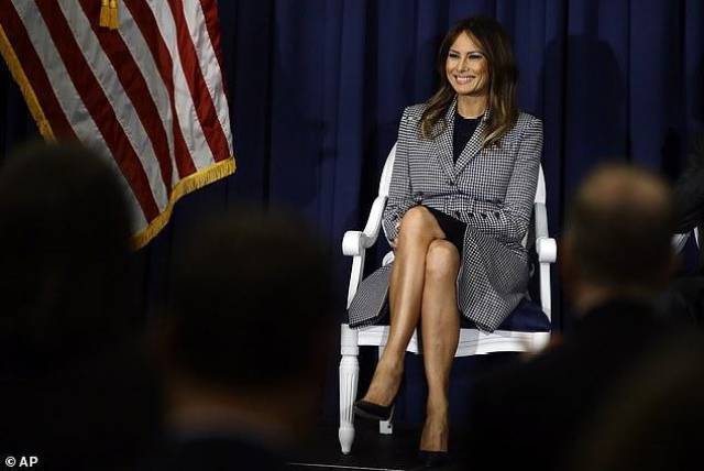 梅拉尼娅果然厉害,乘坐的飞机冒烟,穿格子风衣腰带这么紧不勒吗