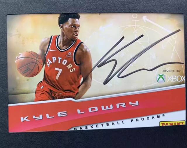 训练营即将结束之际 洛瑞很耐心的在纪念品上签名 赠送每个来到训练营