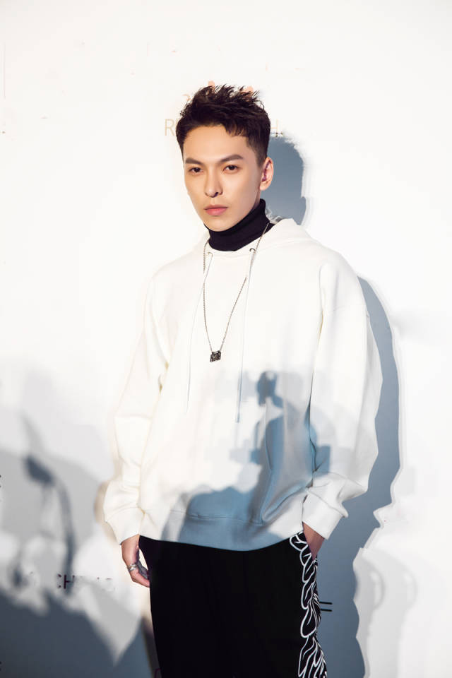 雪鸣现身时尚大秀与金星同框 痞帅不羁潮范十足