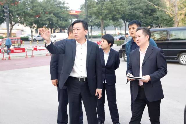 曲江新区教育卫生管理服务中心主任郭军一行来我校视察,指导工作