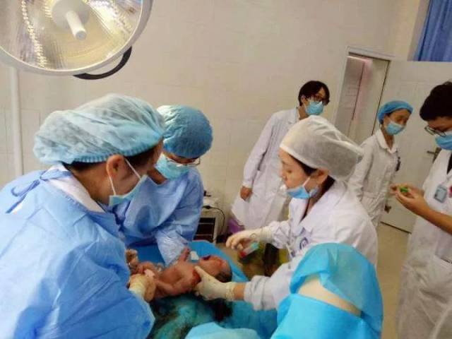 但是孩子生出来以后就娩胎盘,妈妈就开始大出血.凭着多