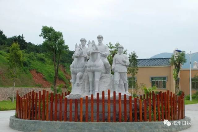 平远县红军纪念园 位于平远县仁居镇仁居村东教场.