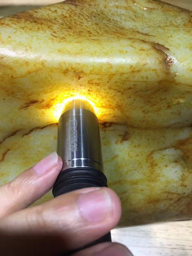 如何正确打灯看和田玉内部