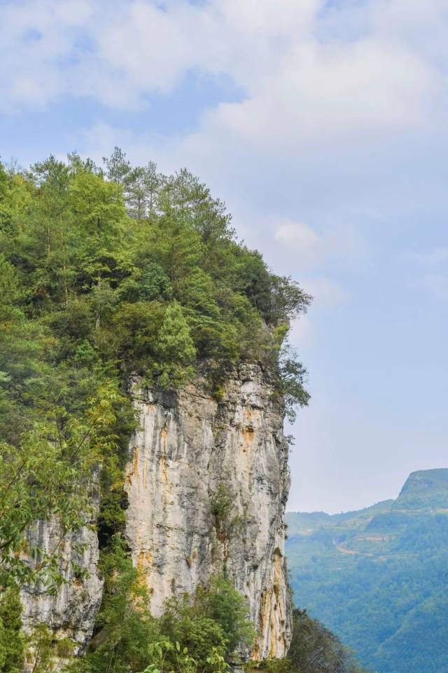 播州区茅栗镇的草香村 有一个叫"漩塘"的地方 那里群山相拥,万仞石壁