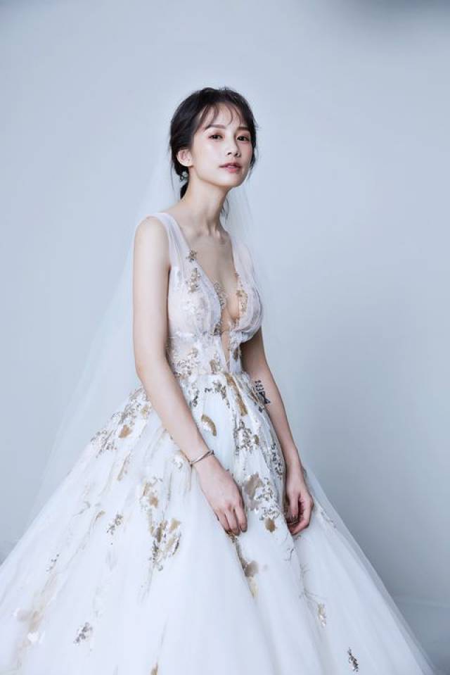 简嫚书婚纱照曝光!化老妆与老公入镜:从认识到一起变老