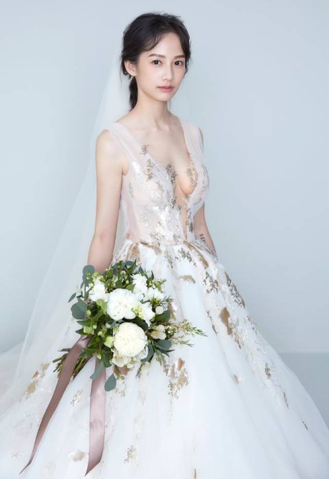 性感又梦幻!简嫚书婚纱照大露美胸让人眼睛不知要往哪看