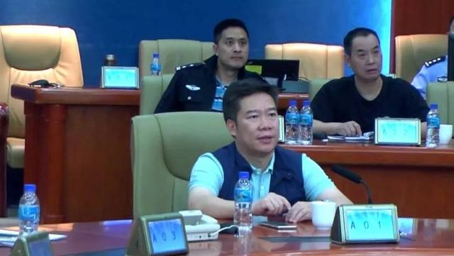 湛江市副市长,公安局长,行动副总指挥黄勇武同志坐镇湛江指挥部指挥