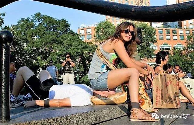 小哥号称自己政治活动家,对于这个坐脸运动,小哥给的解释是"让我们