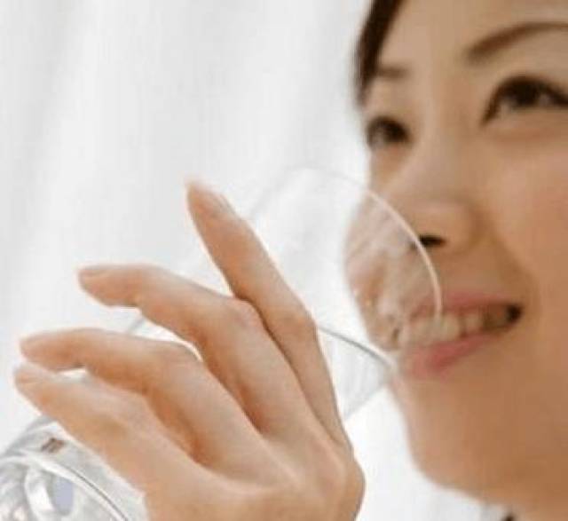 口含芦荟 割一小片芦荟,剥除外皮,把内含粘性液体的果肉含在疼痛处,2