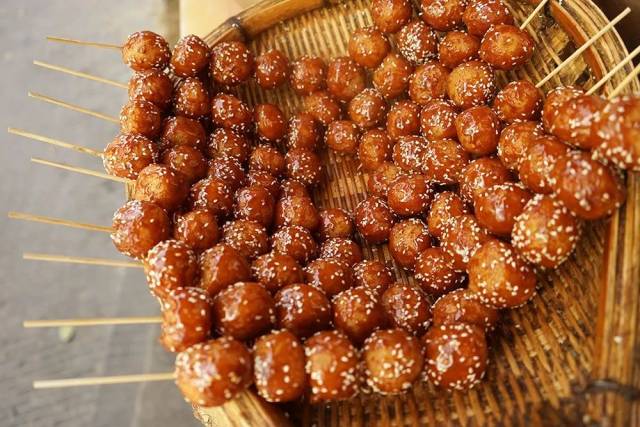 蛋烘糕 蛋烘糕是成都著名的传统小吃 但要吃上宽窄巷子的蛋烘糕还需要