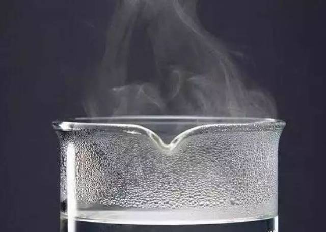 一杯热气腾腾的水,直接对着吸入水蒸气,这样也可以达到滋润肺脏的效果