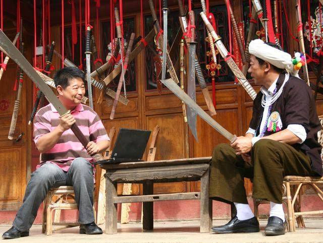 阿昌刀,顾名思义,是因阿昌族得名,同时,它也被唤作"户撒刀".