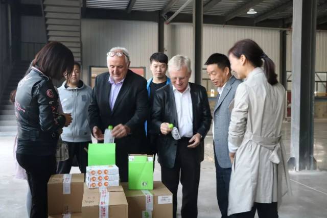 bloomer和bob zirmer应邀参观内黄县电商产业园,内黄县委常委,副县长