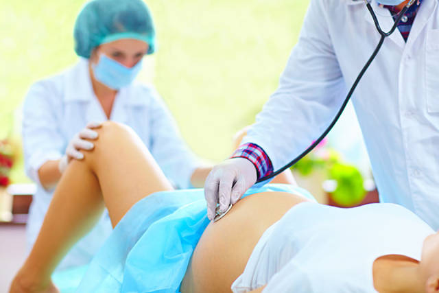 孕妇在家羊水破了赶忙去医院,医生一看却笑了