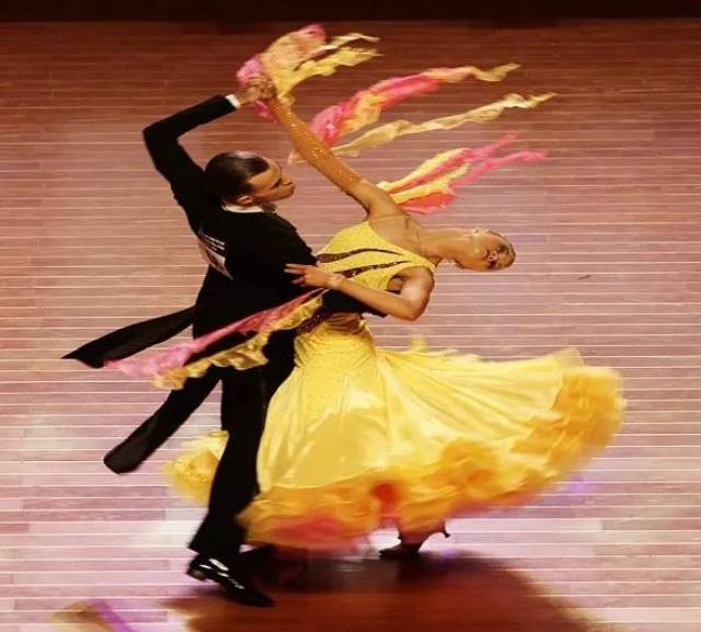 其中摩登舞项群包含华尔兹,维也纳华尔兹,探戈,狐步和快步舞,拉丁舞