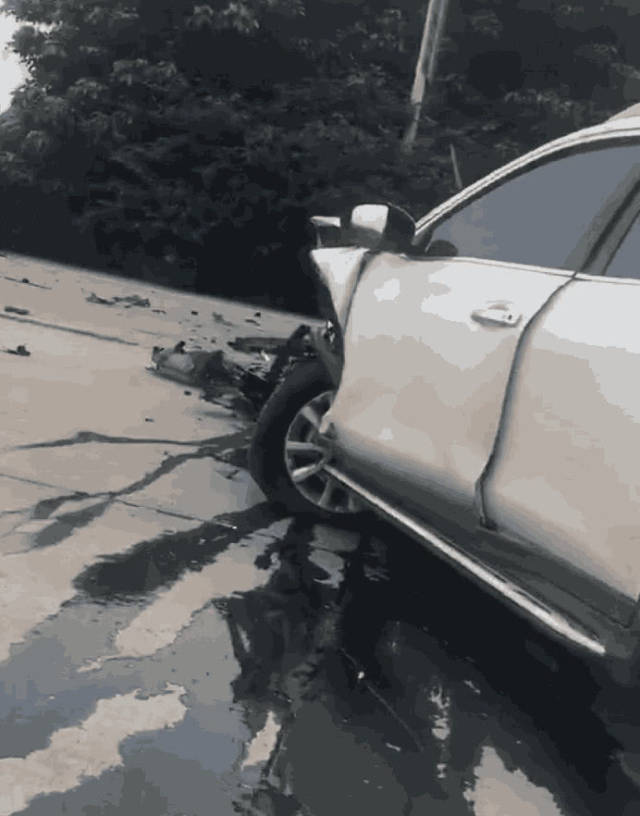 日产奇骏马路碰撞雷克萨斯es,网友:报废得真是彻底!