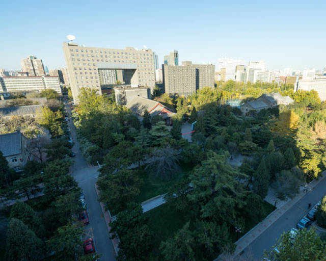 民大却与同类院校存在较大的差别,尽管位于我国北京首都的中心区域