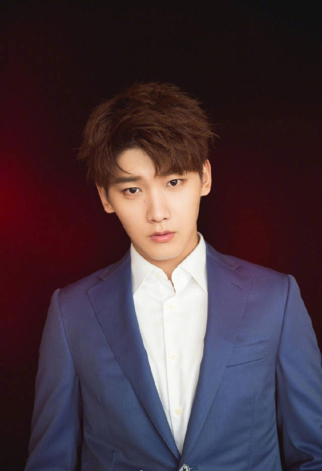 21岁邢昭林穿西装成熟如30岁潮流小哥vs白领高管你给几分