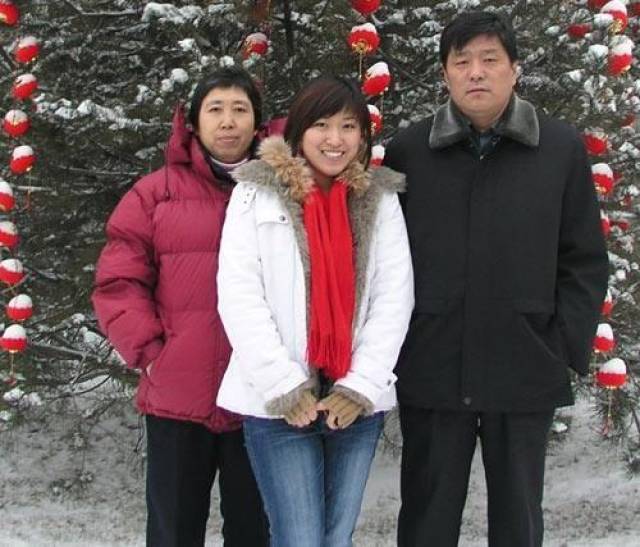 4个儿女轮流照顾瘫痪母亲2年,母亲指责小女儿,女儿冤枉的大哭