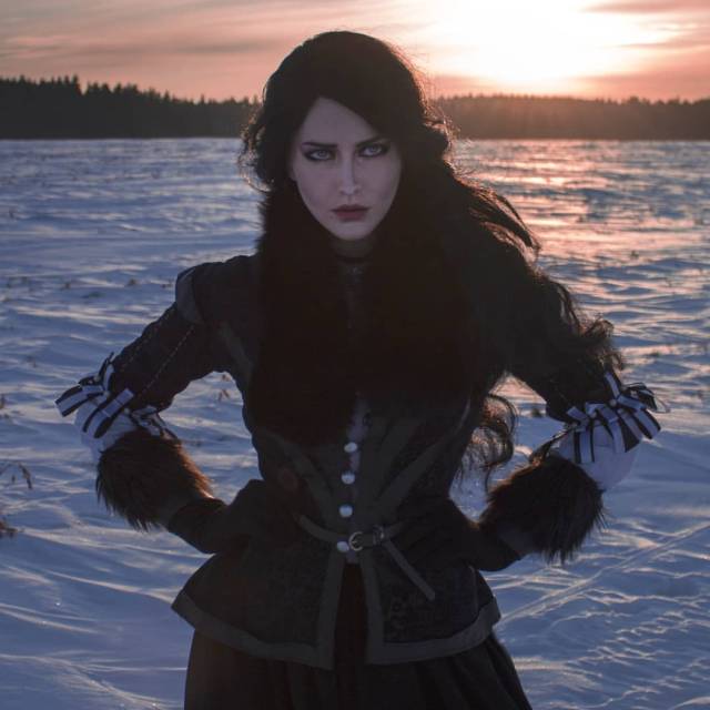 国外美女cos《巫师3》叶奈法 眼神犀利霸气侧漏