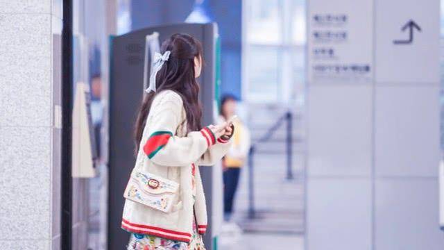 女解说小钰S8比赛现场被抓拍!网友:可爱到爆炸