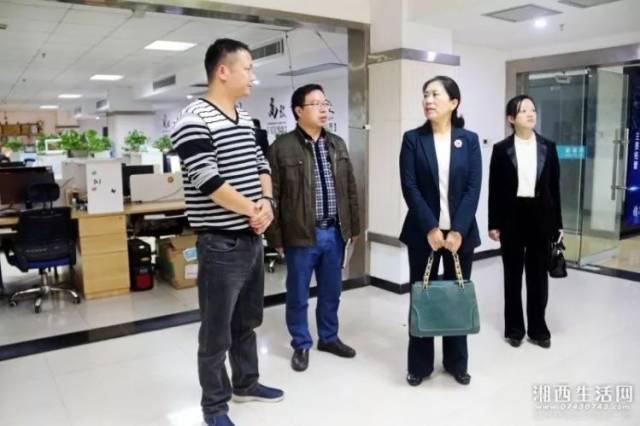 吉首市委常委,宣传部部长向洪琼走访调研湘西生活网:接地气! 高人气 !