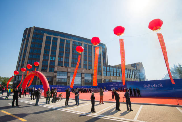 当日,青岛政建投资集团董事长刘兵孚,山东蓝海酒店集团董事长张春良