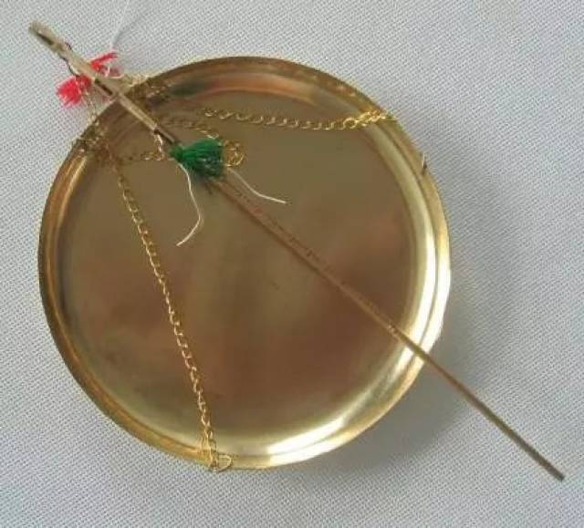 接下来,"小中医"们要试着使用"戥称"称出一两重的药材.