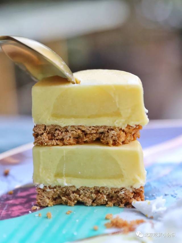 主体是带柠檬夹心的柚子慕斯.