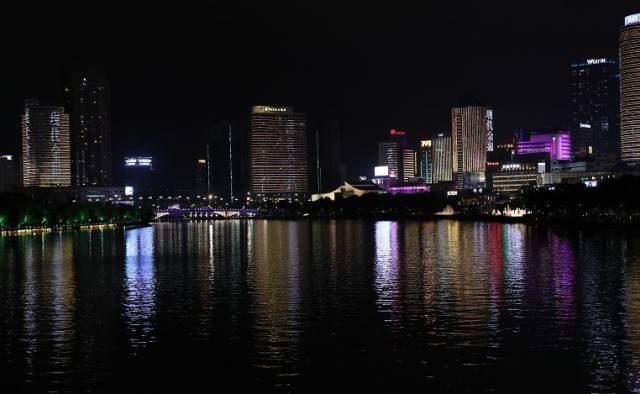 今晚,宁波市中心闪现出这几个字,太酷炫了!你看到了吗?