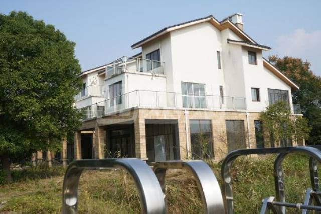 探秘长荡湖畔神秘别墅群,人去楼空成"鬼城"