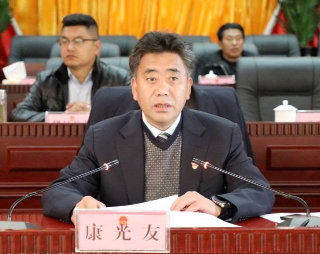 州政府副州长,白玉县委书记康光友在会上作讲话.