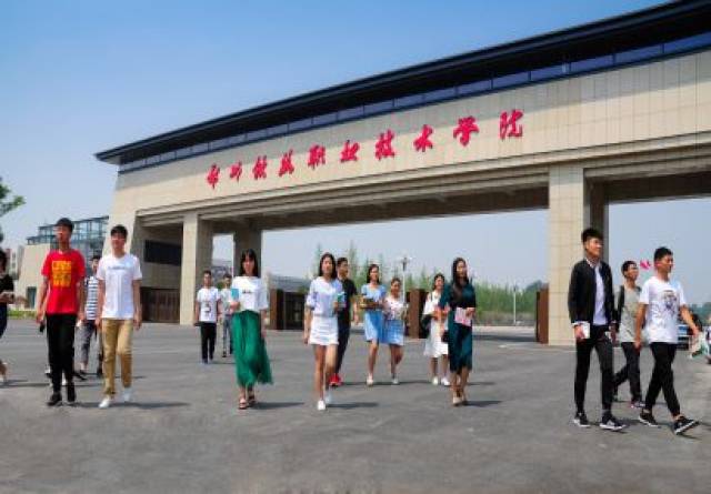 郑州铁路职业技术学院创建于1951年,是河南省唯一的公办轨道交通类