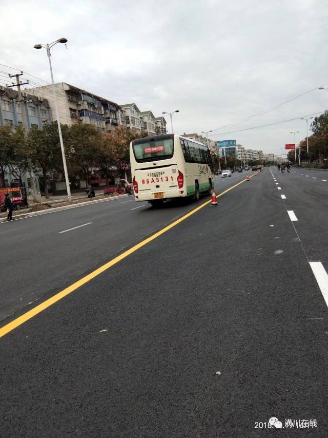 潢川三环路开始画交通标志线了,看起来真排尚!