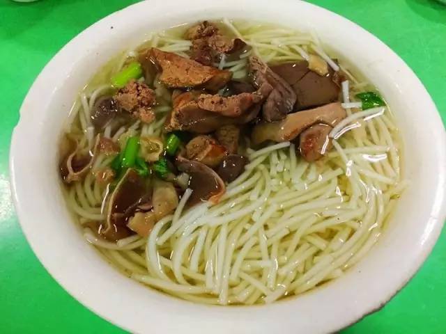 在福州,吃老鸭汤面要去老鸭汤面馆 吸引了无数人开车前去排队等候