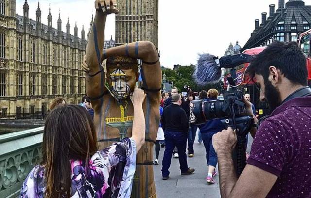 她用世界七大奇迹,甚至最贵的画来伪装裸体