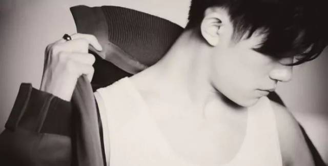 易烊千玺也长腋毛了!粉丝在千玺抬臂时发现的,好man啊!