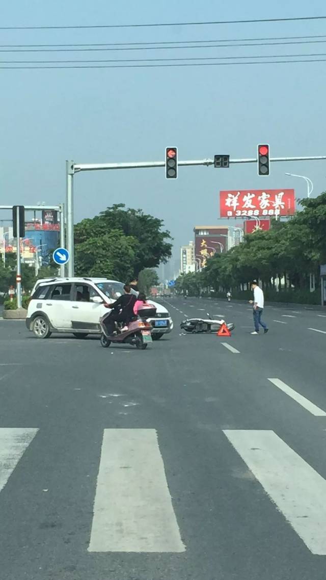 揭东路段红绿灯路口发生交通事故,轿车与摩托车发生碰撞